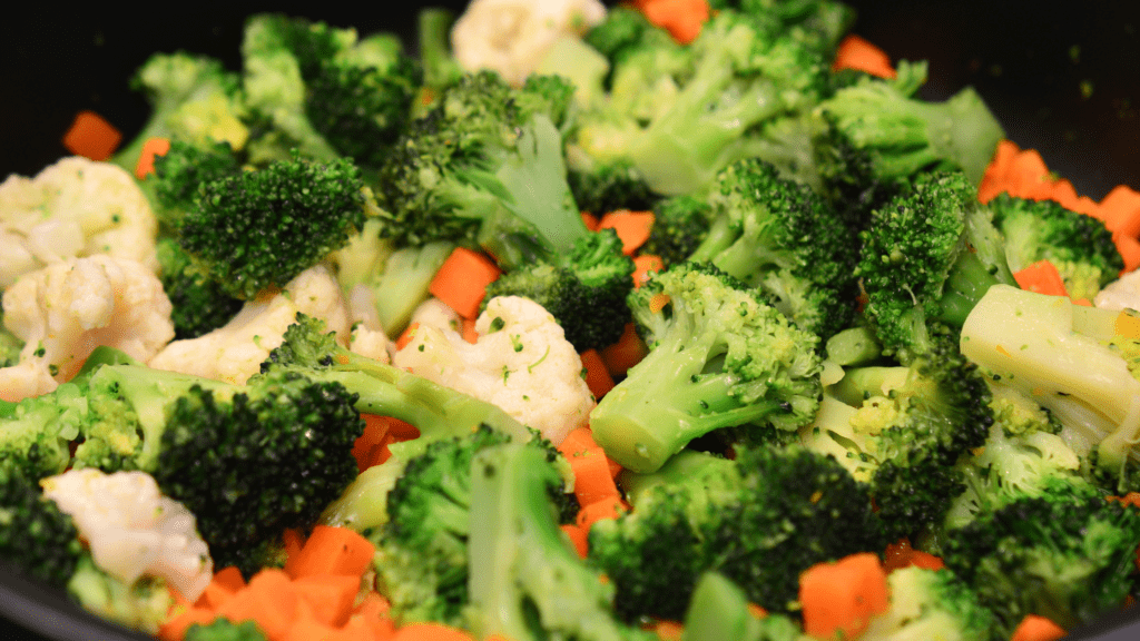 How to Steam Vegetables in a Rice Cooker While Cooking Rice￼